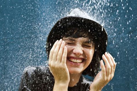 淋雨的人|想问一下喜欢淋雨的女孩都有哪些心理状态和精神爱好？